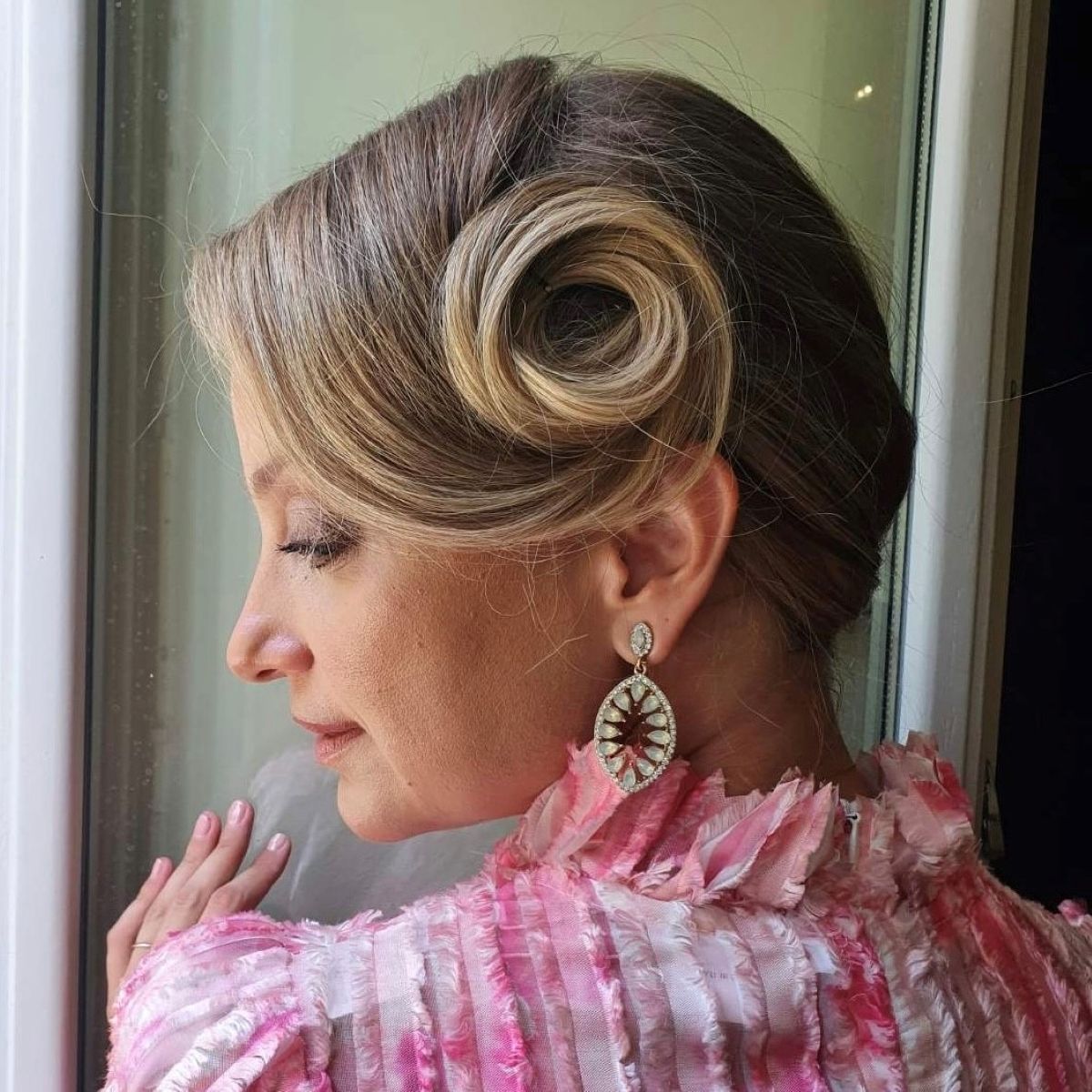 Η Λένα Δροσάκη στις «Σέρρες»  φοράει τρέσες με κλιπ της KDG Hair Boutique